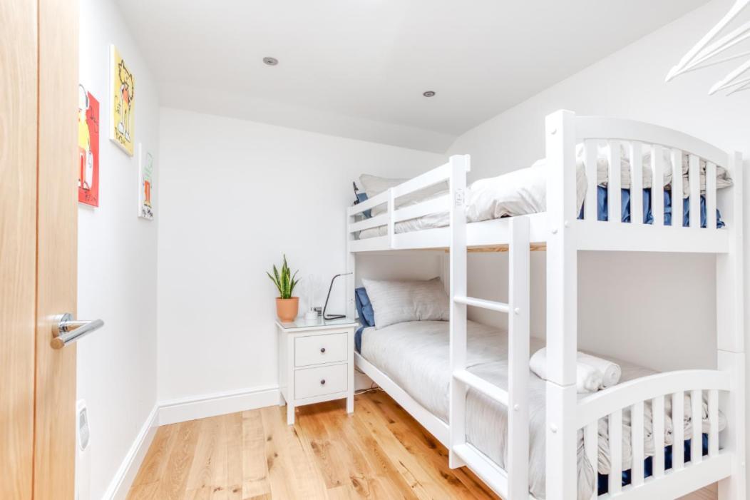 Central Bright 3 Bed Flat With Pool & Parking EDI Exterior foto